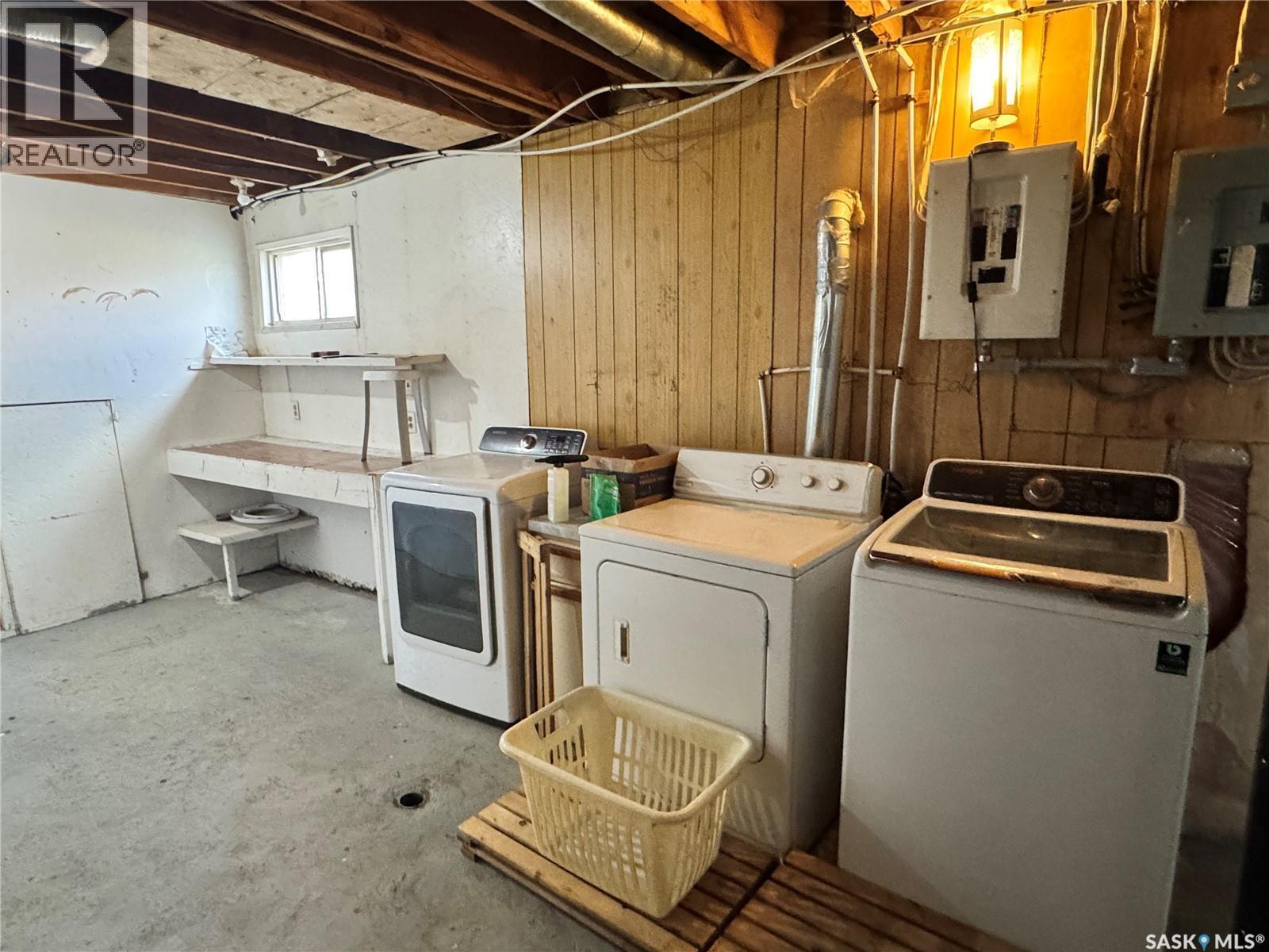 102 1St Avenue, Landis, SK - Indoor Photo Showing Laundry Room