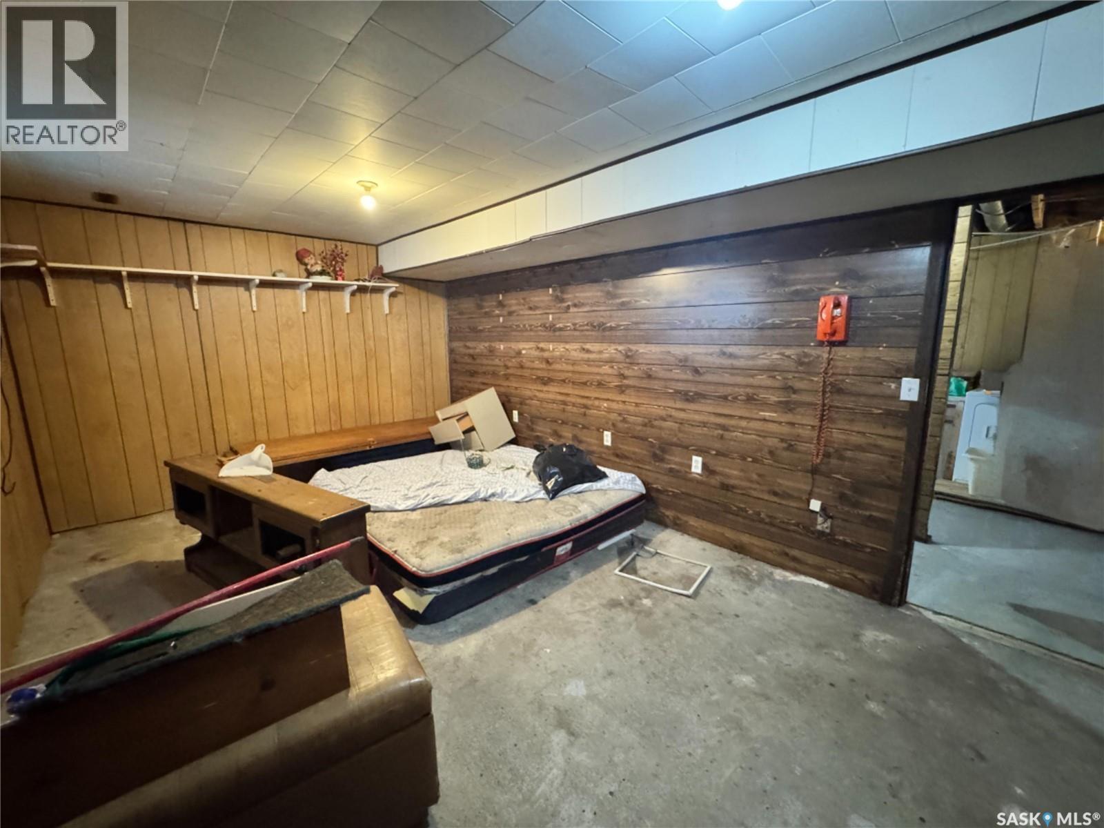 102 1St Avenue, Landis, SK - Indoor
