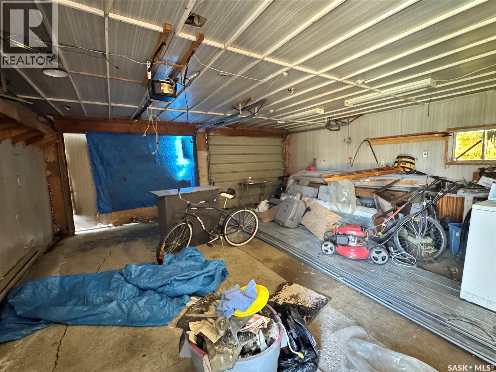 102 1St Avenue, Landis, SK - Indoor