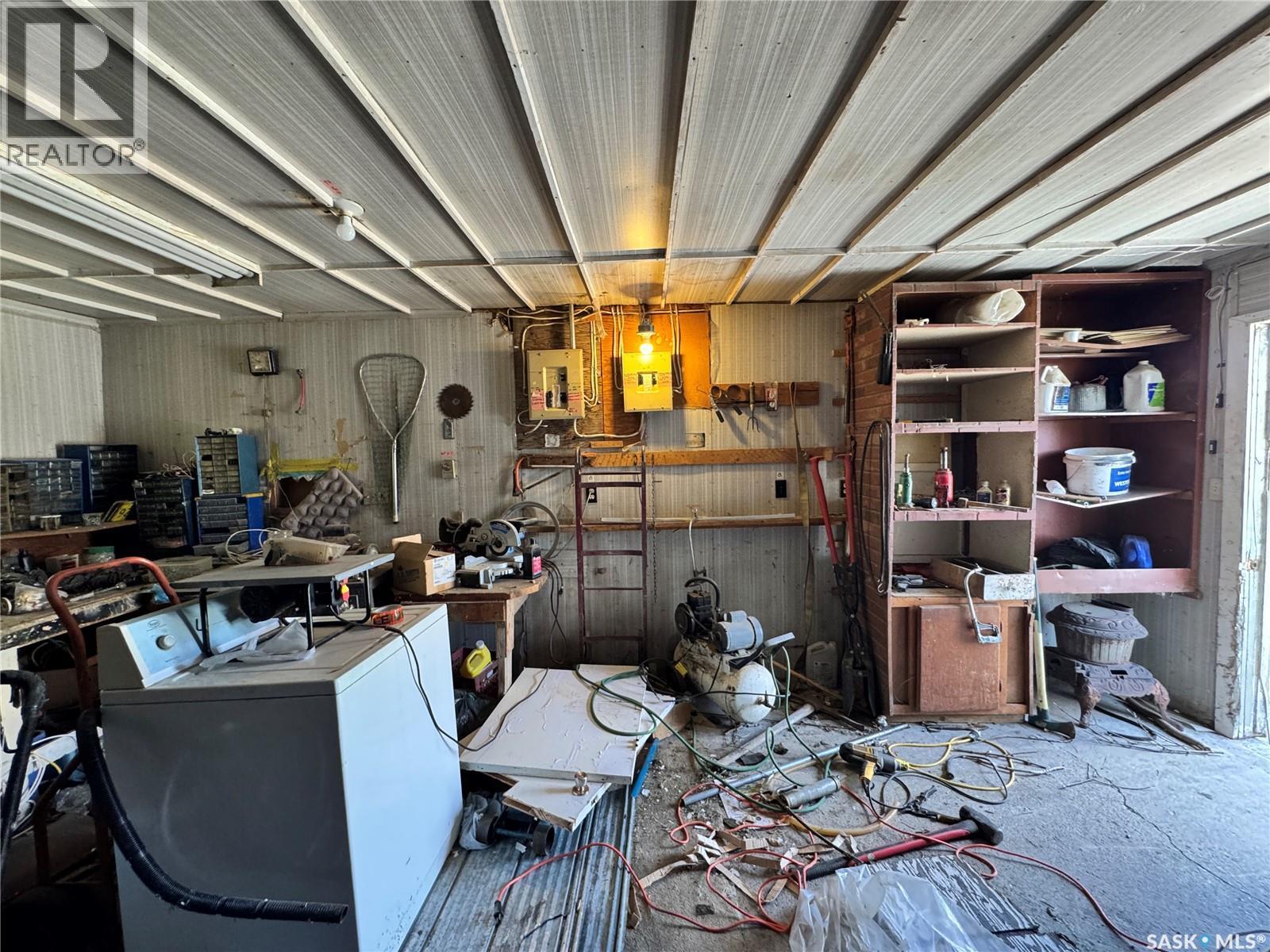 102 1St Avenue, Landis, SK - Indoor
