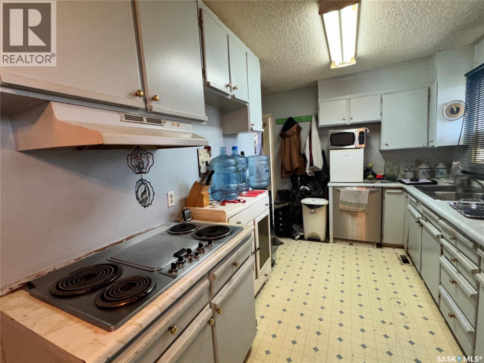 102 1St Avenue, Landis, SK - Indoor Photo Showing Kitchen