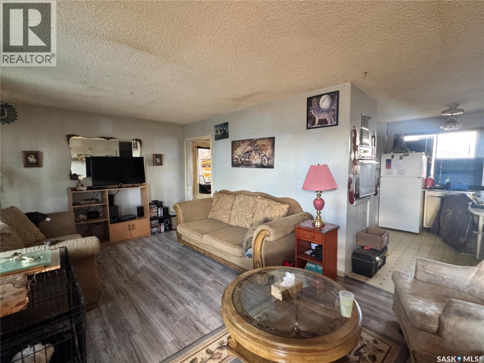 102 1St Avenue, Landis, SK - Indoor Photo Showing Living Room