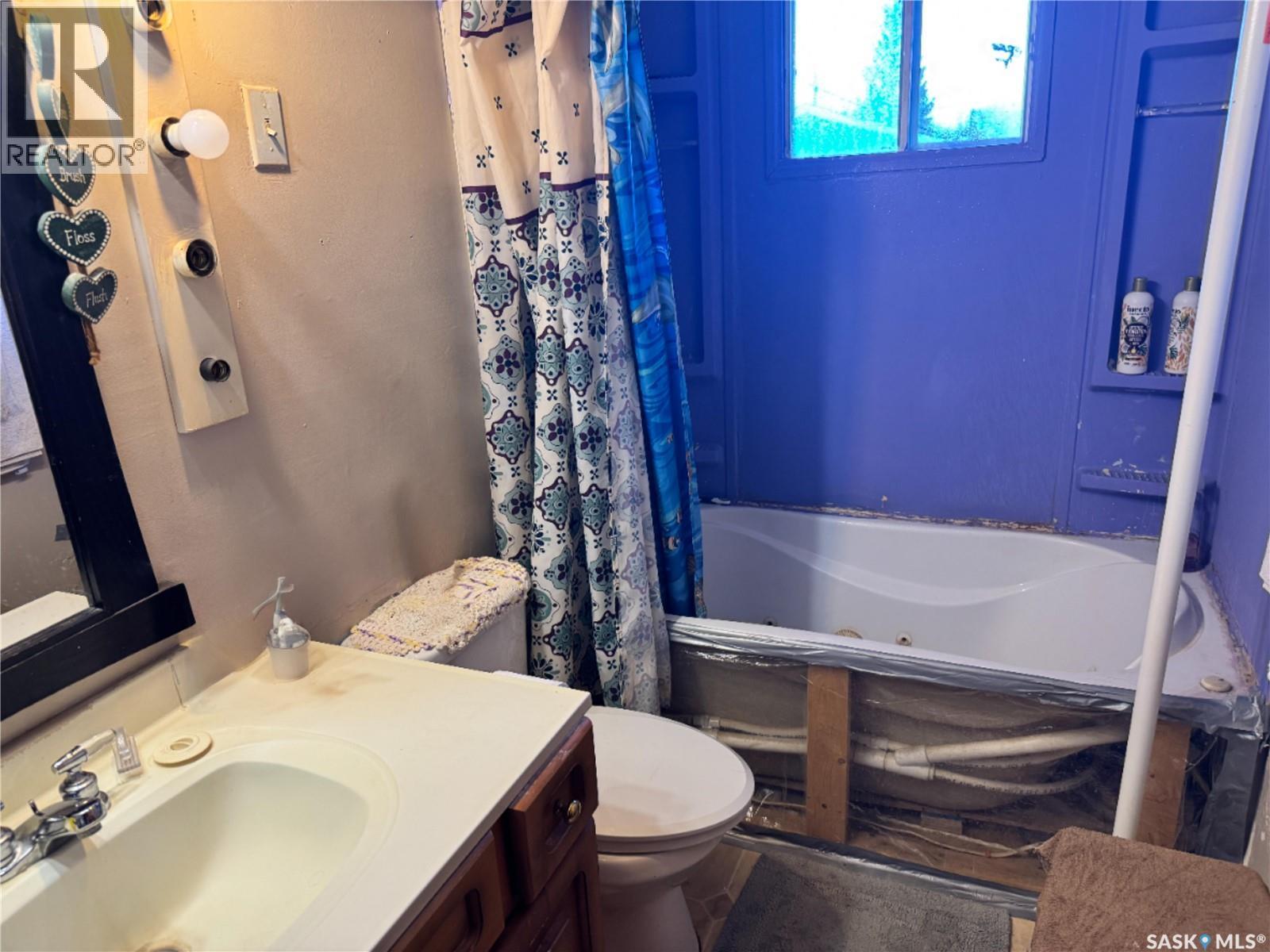 102 1St Avenue, Landis, SK - Indoor Photo Showing Bathroom
