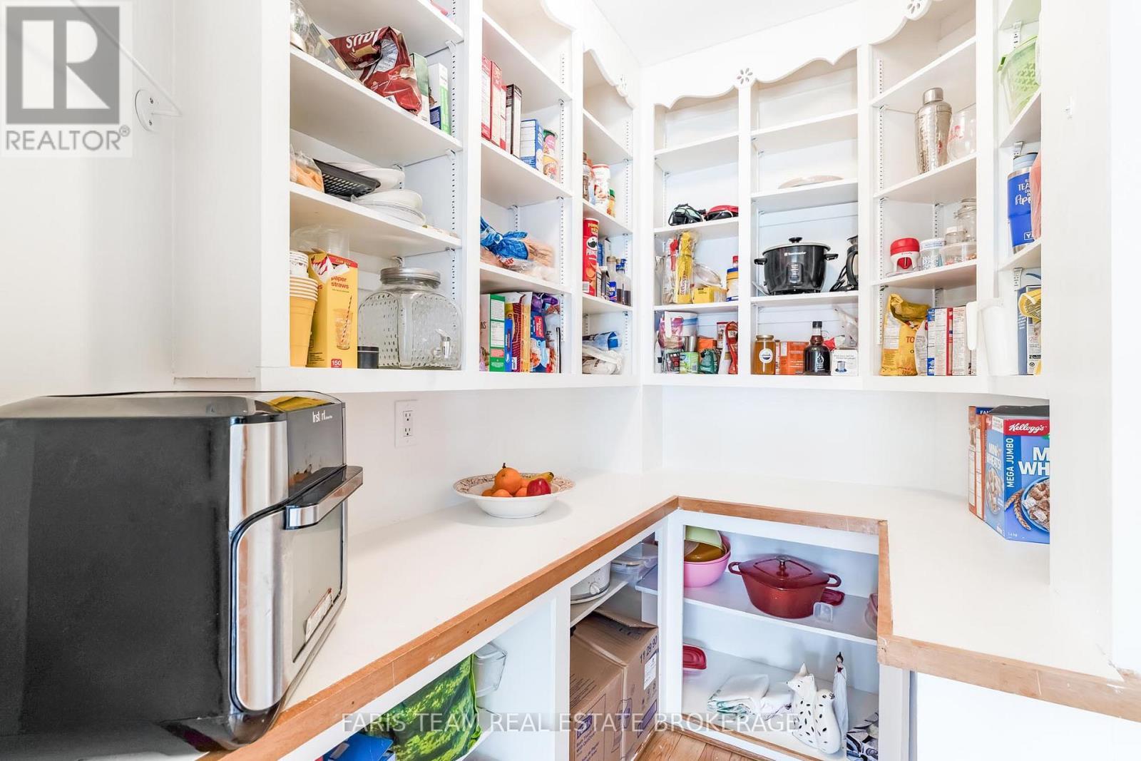 4 Mills Circle, Springwater, ON - Indoor With Storage