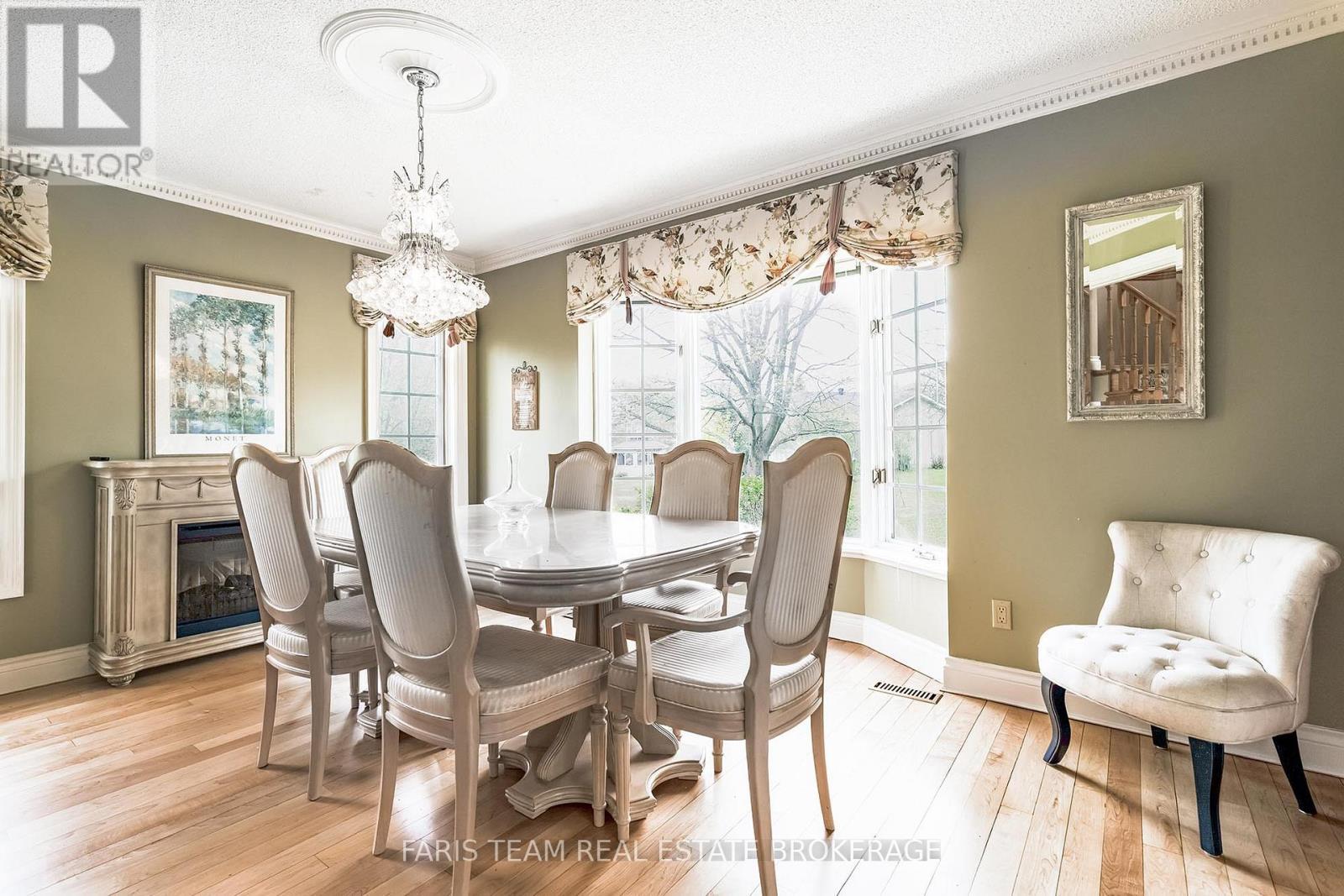 4 Mills Circle, Springwater, ON - Indoor Photo Showing Dining Room