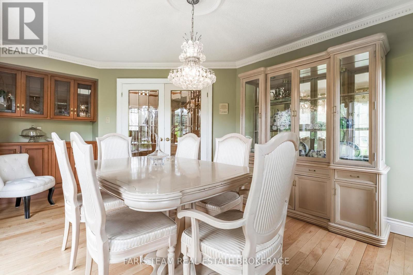 4 Mills Circle, Springwater, ON - Indoor Photo Showing Dining Room
