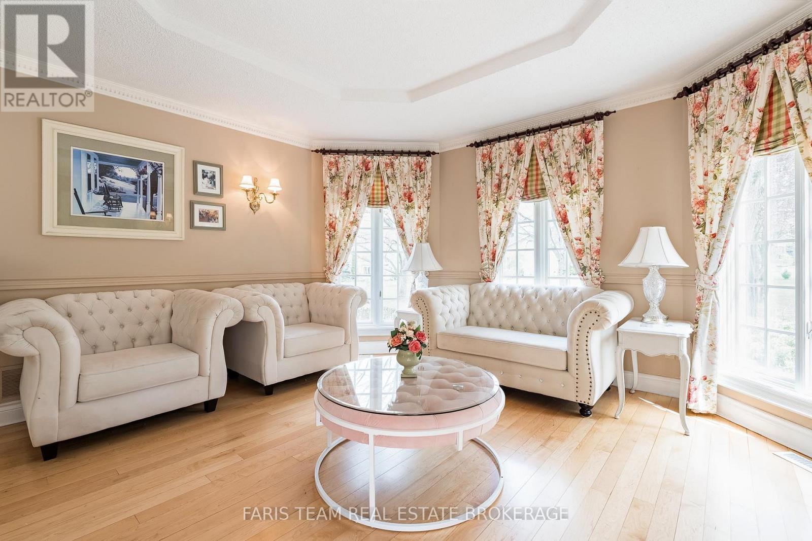 4 Mills Circle, Springwater, ON - Indoor Photo Showing Living Room