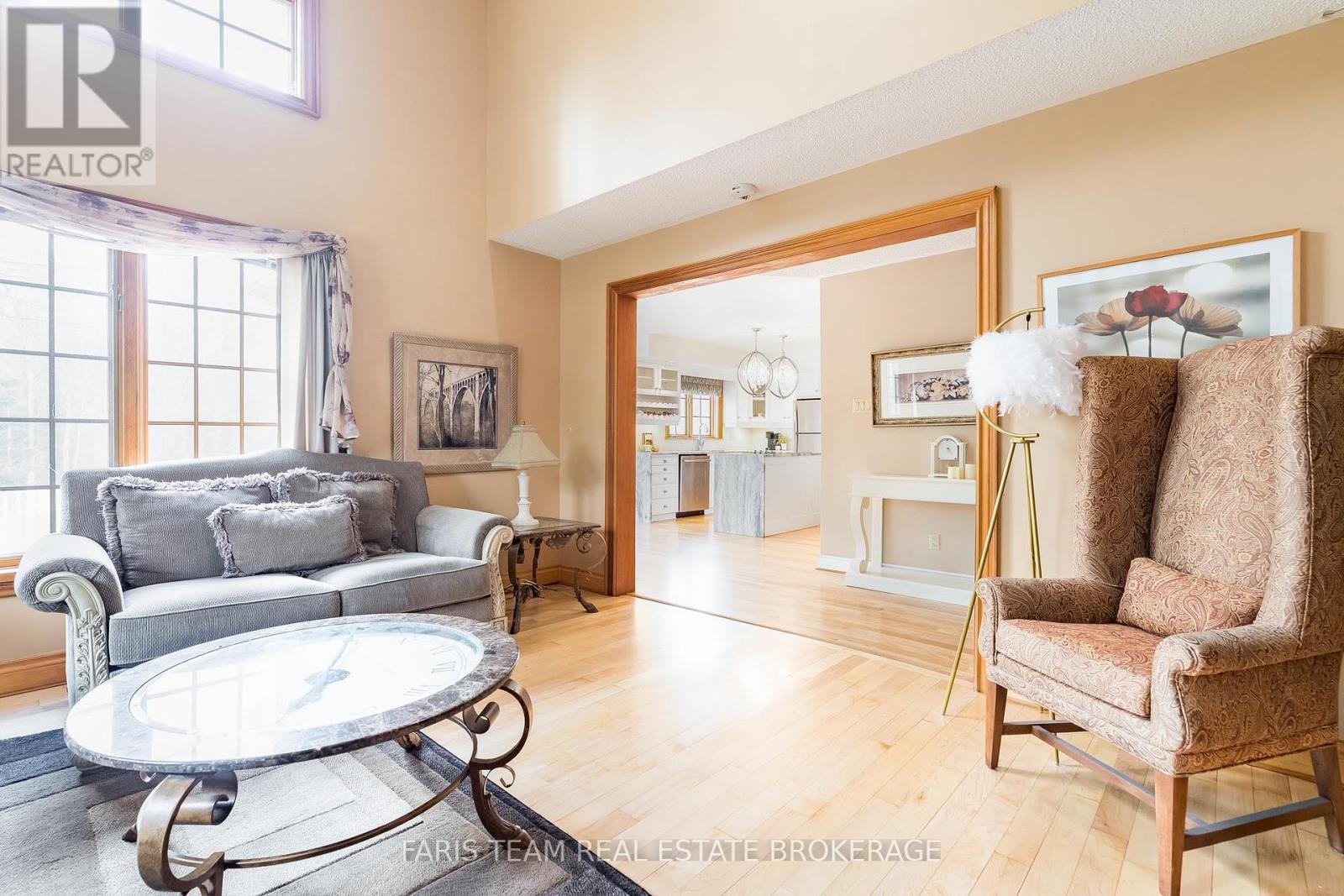 4 Mills Circle, Springwater, ON - Indoor Photo Showing Living Room