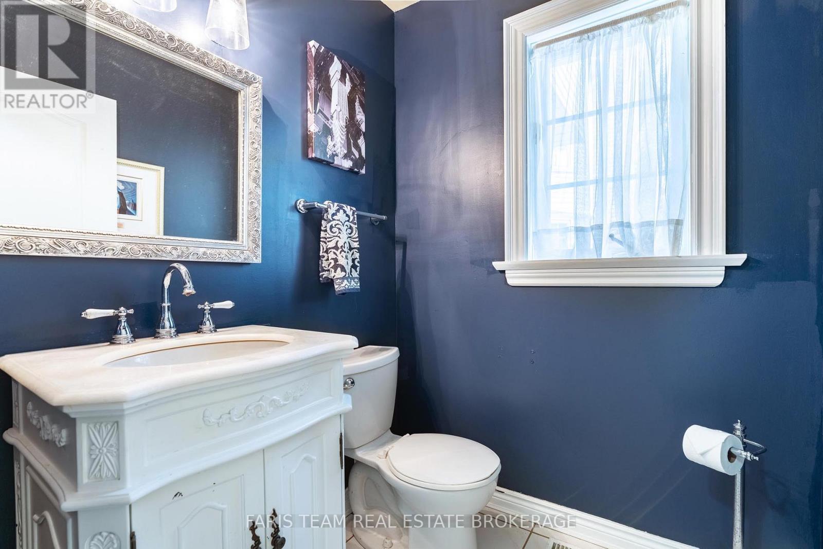 4 Mills Circle, Springwater, ON - Indoor Photo Showing Bathroom