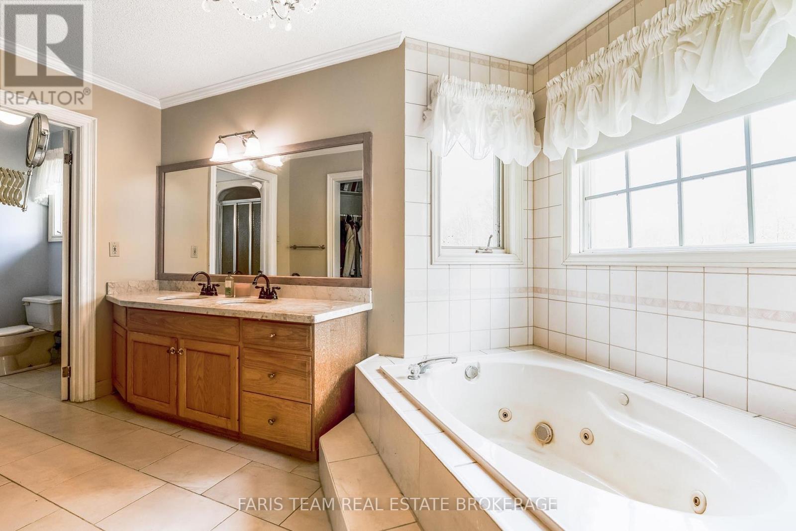 4 Mills Circle, Springwater, ON - Indoor Photo Showing Bathroom