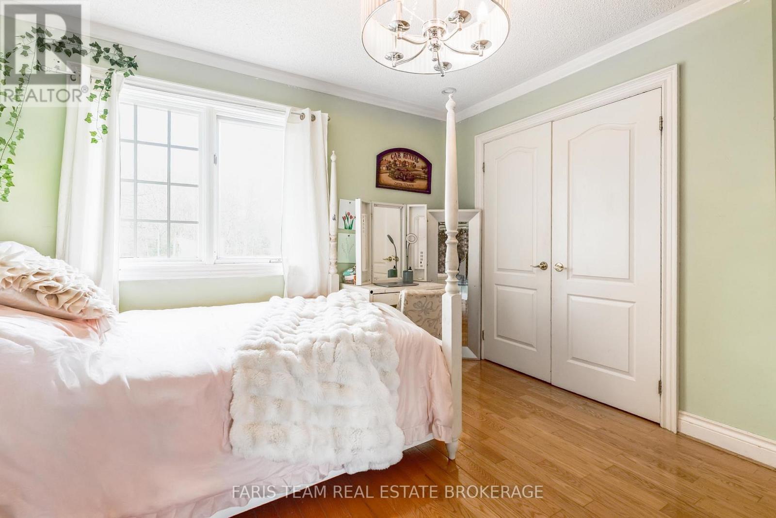4 Mills Circle, Springwater, ON - Indoor Photo Showing Bedroom