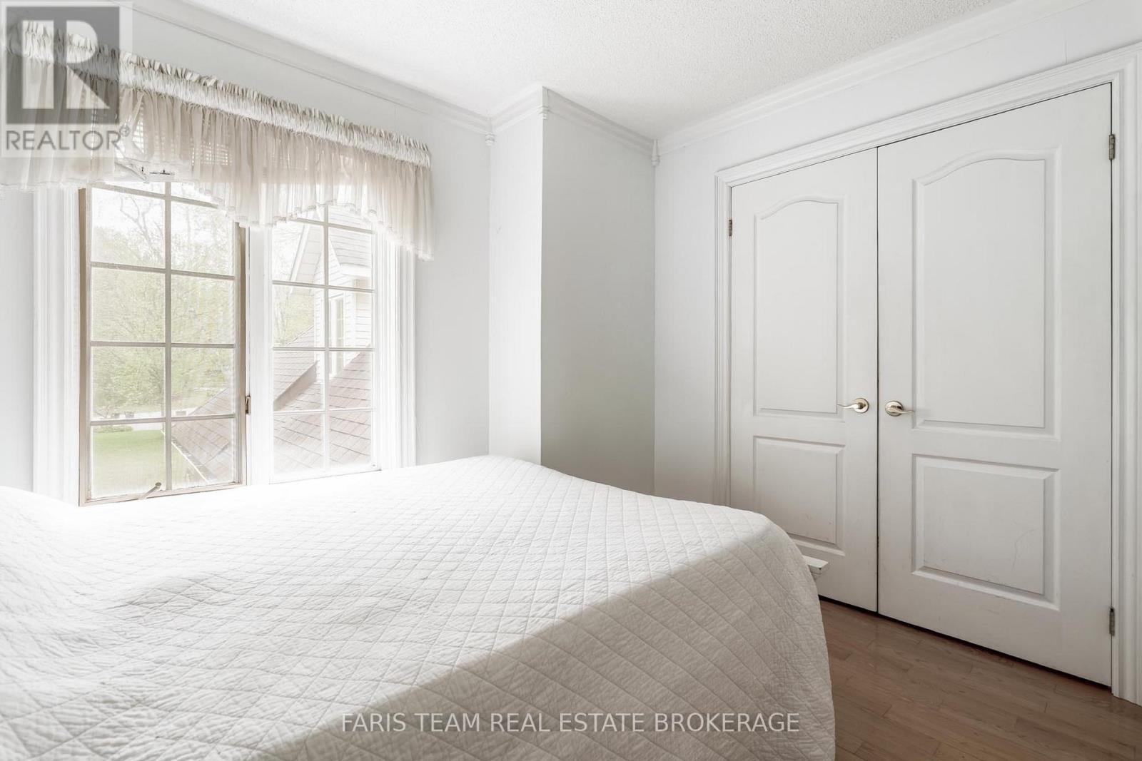 4 Mills Circle, Springwater, ON - Indoor Photo Showing Bedroom