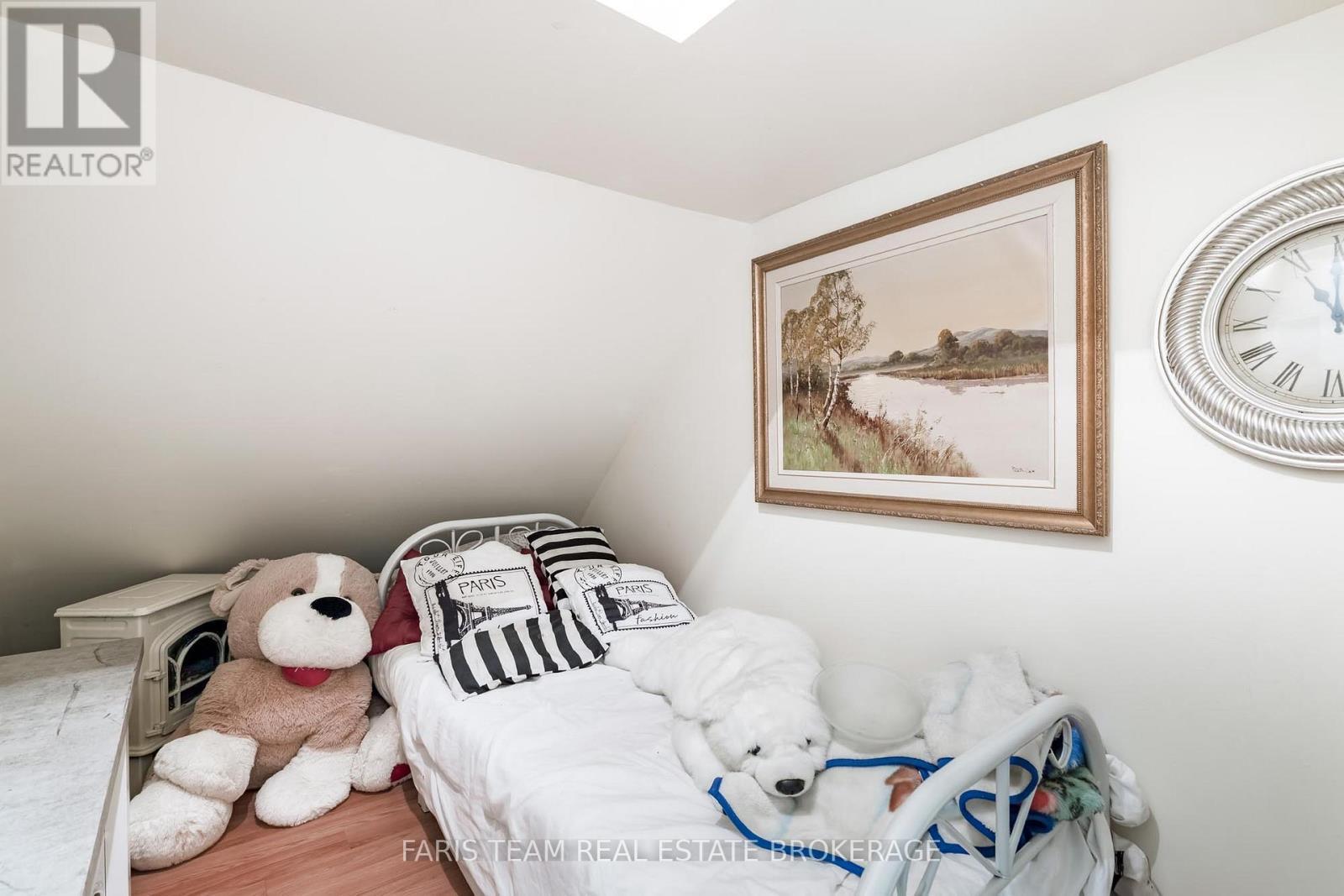 4 Mills Circle, Springwater, ON - Indoor Photo Showing Bedroom