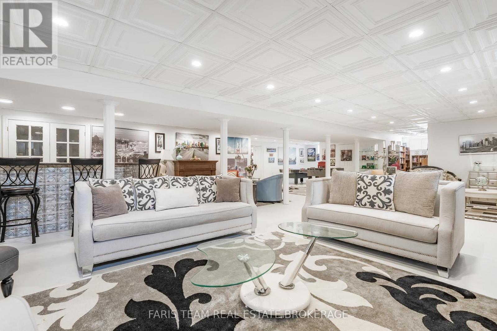 4 Mills Circle, Springwater, ON - Indoor Photo Showing Living Room