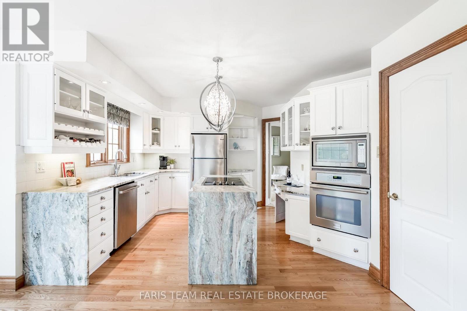 4 Mills Circle, Springwater, ON - Indoor Photo Showing Kitchen