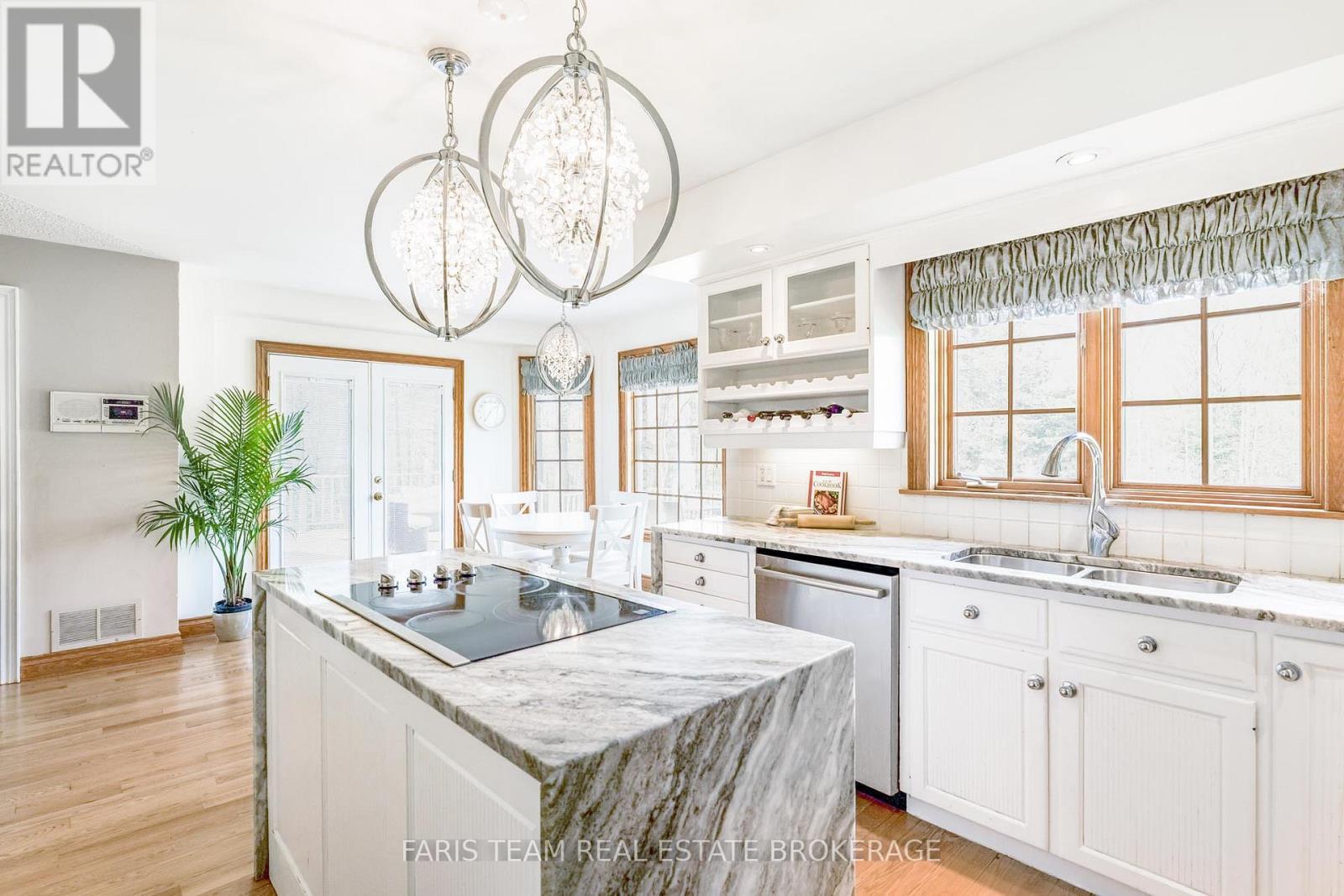 4 Mills Circle, Springwater, ON - Indoor Photo Showing Kitchen With Double Sink