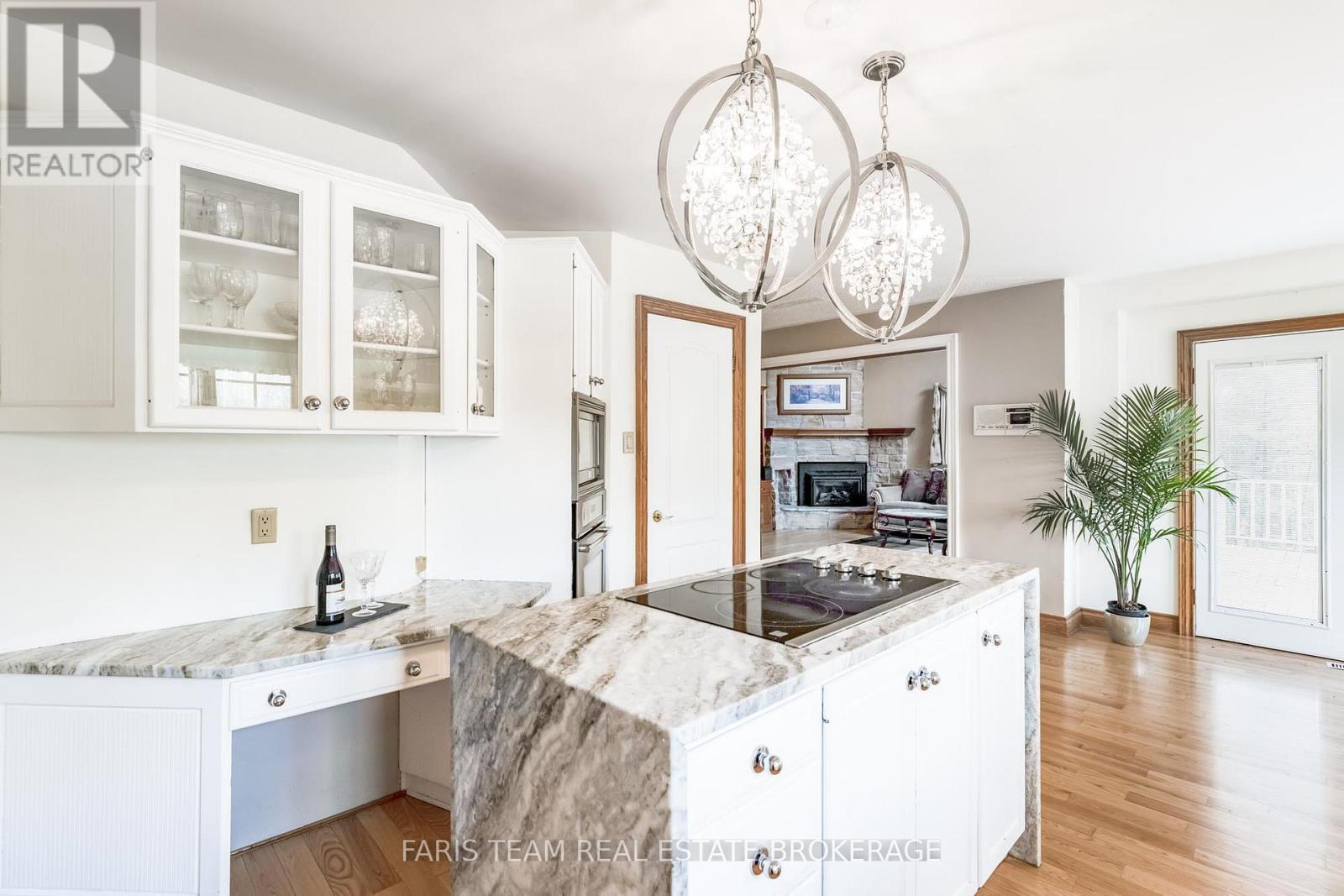 4 Mills Circle, Springwater, ON - Indoor Photo Showing Kitchen