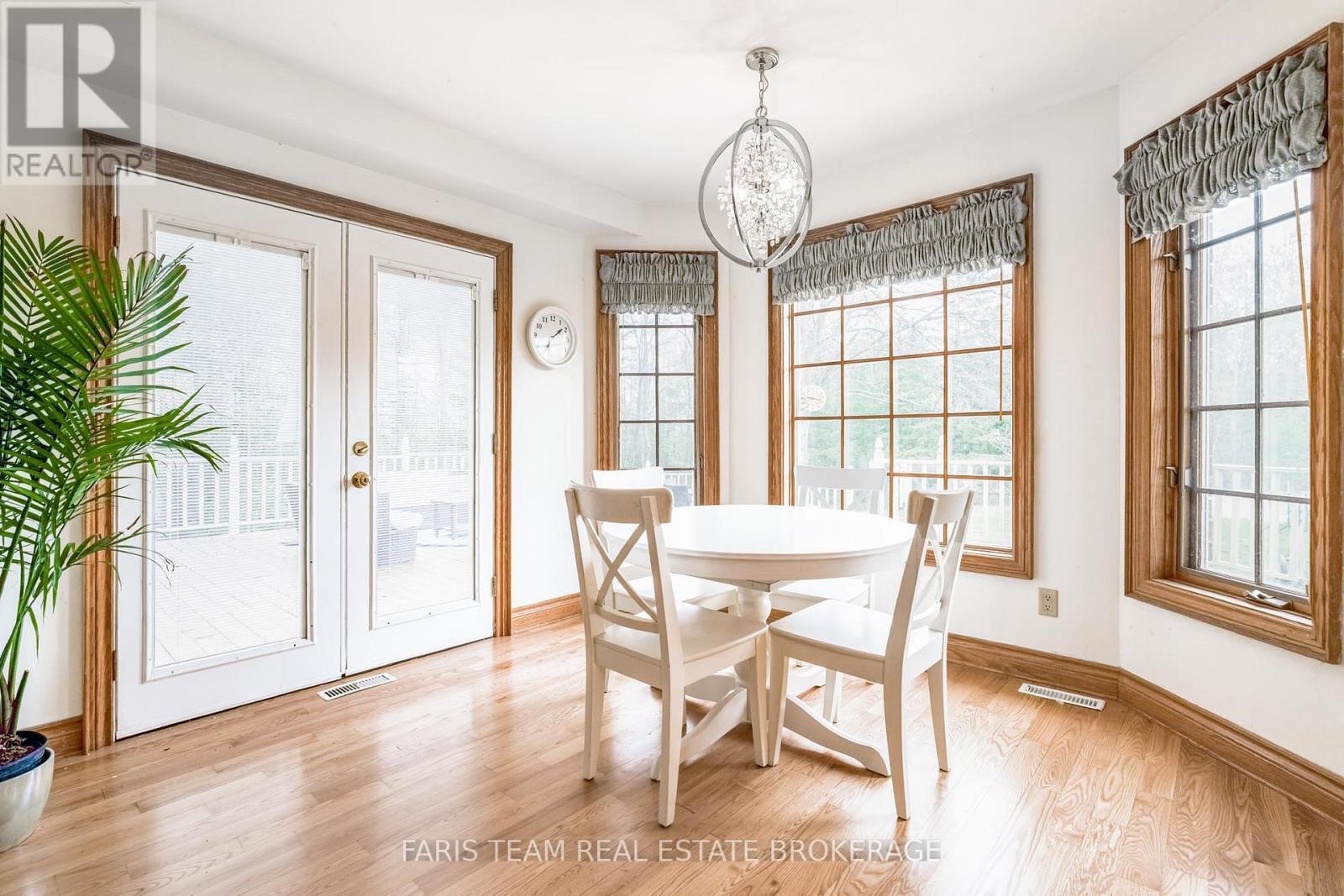 4 Mills Circle, Springwater, ON - Indoor Photo Showing Dining Room