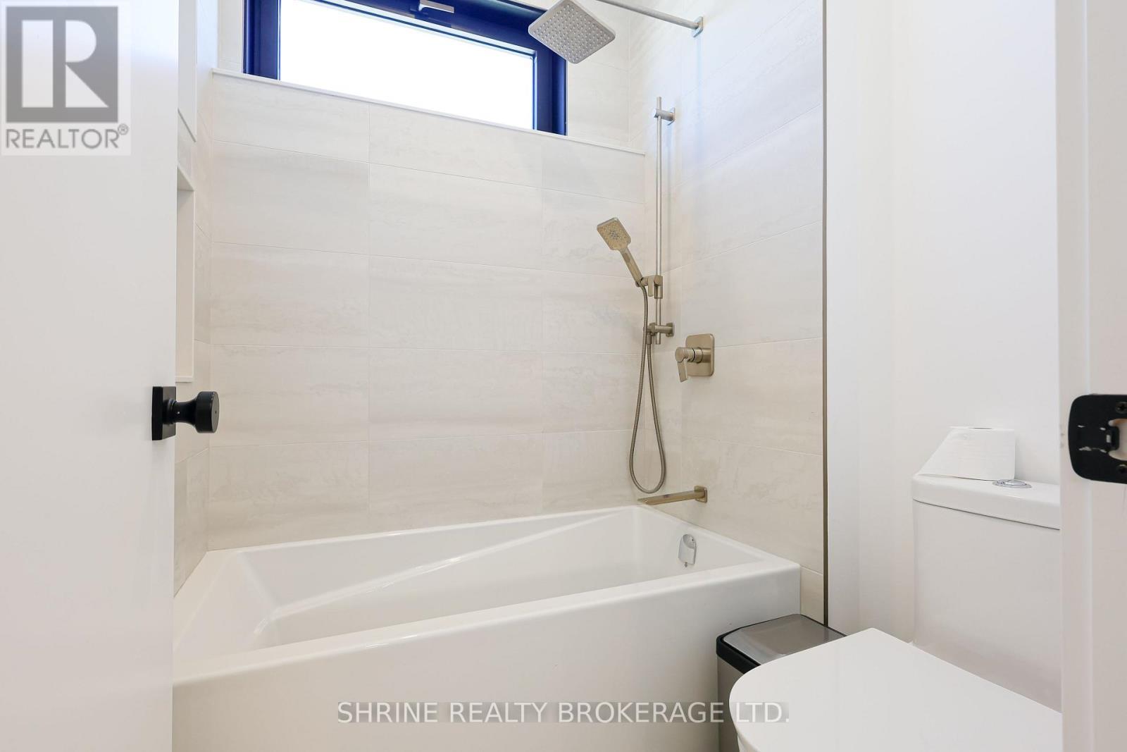228 Edgewater Boulevard, Middlesex Centre, ON - Indoor Photo Showing Bathroom