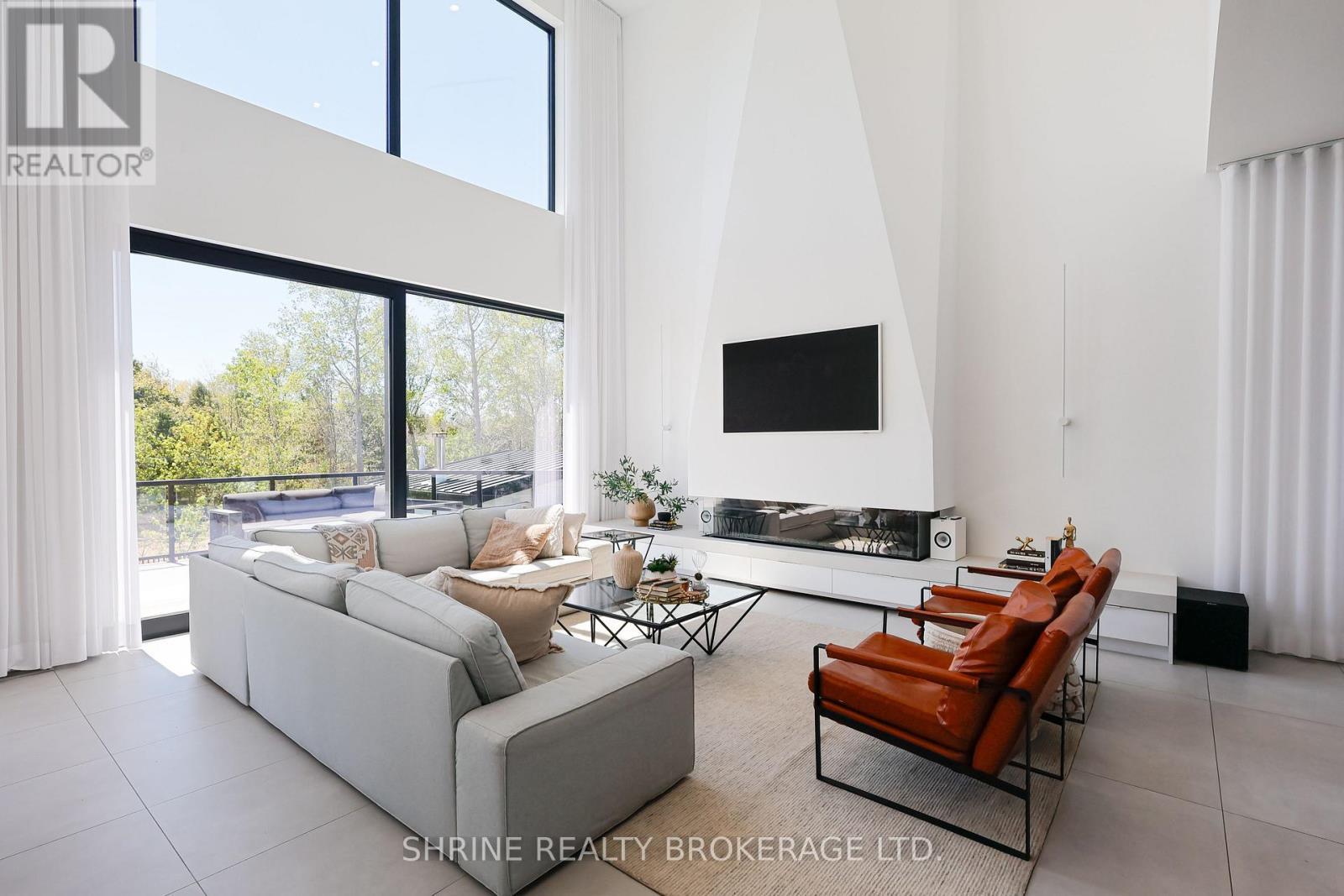 228 Edgewater Boulevard, Middlesex Centre, ON - Indoor Photo Showing Living Room