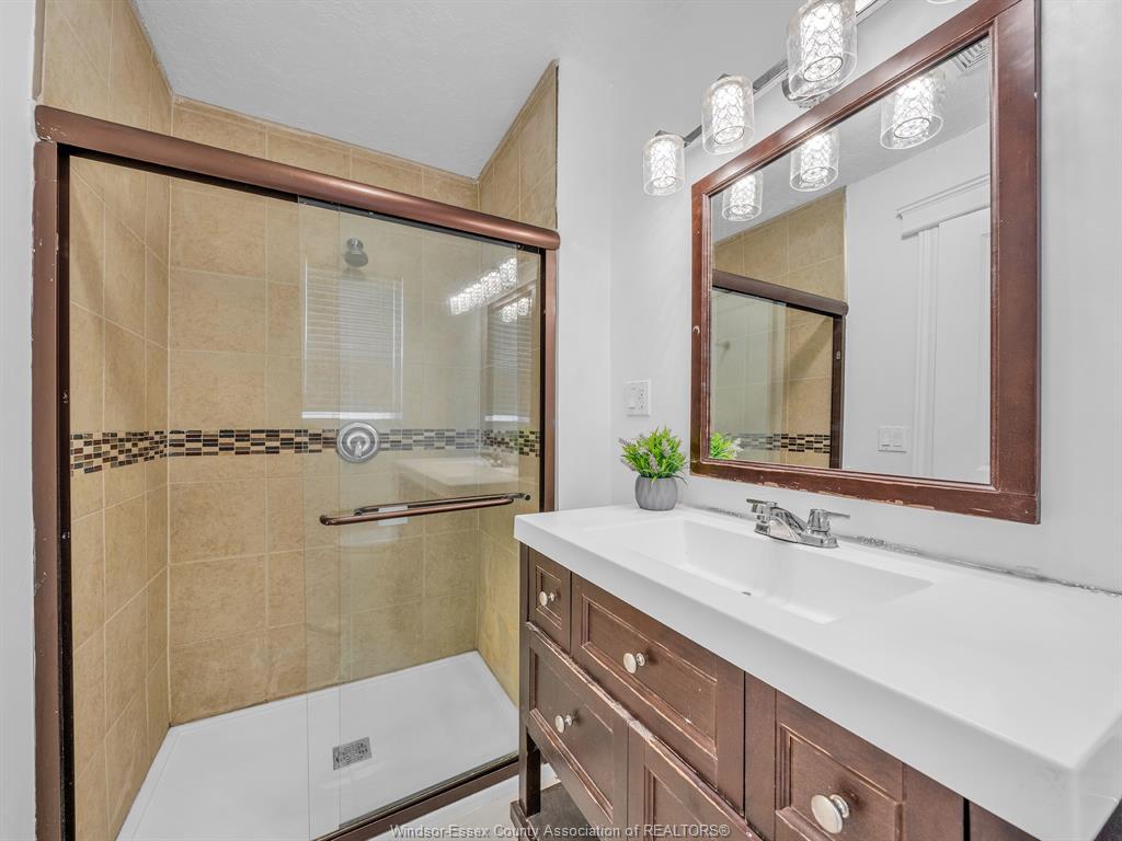 828 Lincoln, Windsor, ON