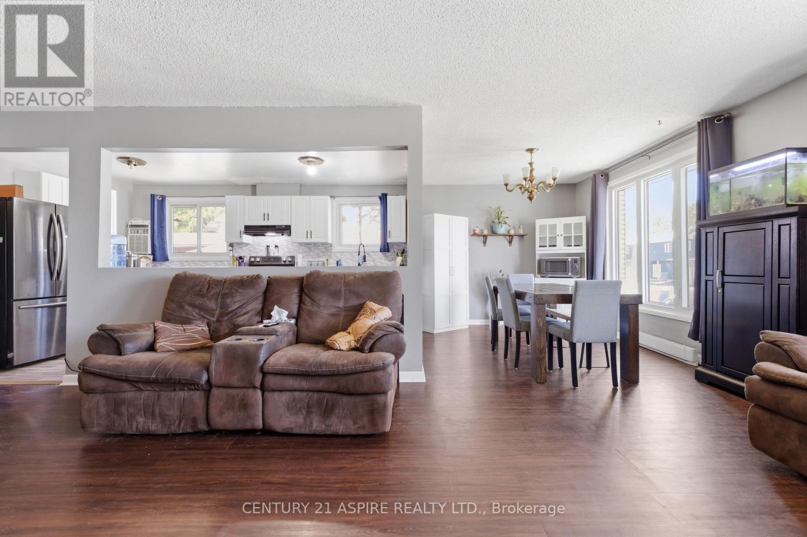 93 Frontenac Crescent, Deep River, ON - Indoor Photo Showing Living Room