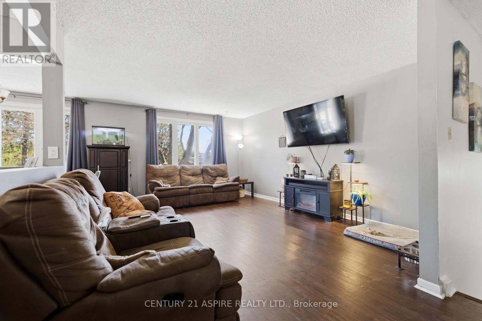 93 Frontenac Crescent, Deep River, ON - Indoor Photo Showing Living Room