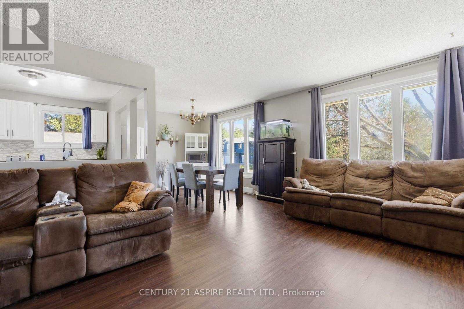 93 Frontenac Crescent, Deep River, ON - Indoor Photo Showing Living Room