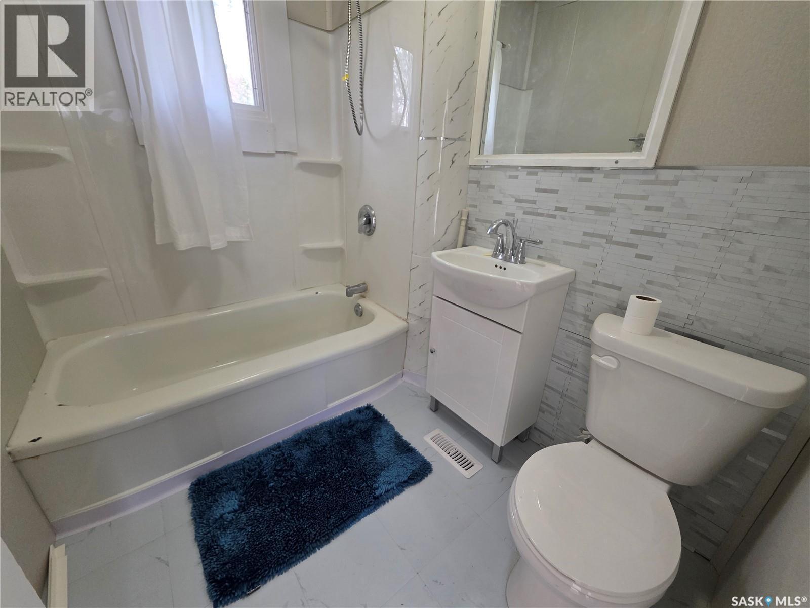 478 3Rd Avenue Nw, Swift Current, SK - Indoor Photo Showing Bathroom
