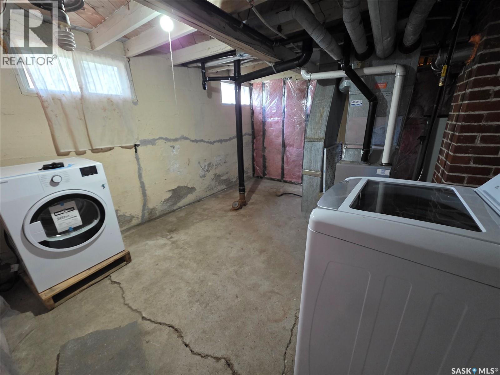 478 3Rd Avenue Nw, Swift Current, SK - Indoor Photo Showing Laundry Room