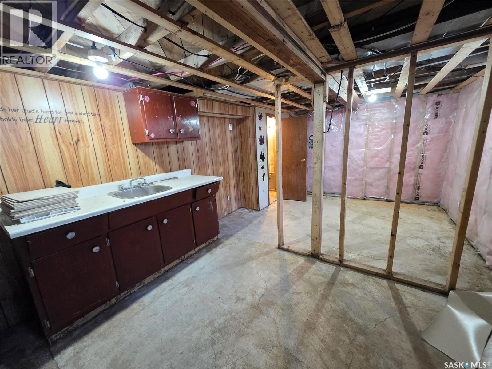 478 3Rd Avenue Nw, Swift Current, SK - Indoor Photo Showing Basement