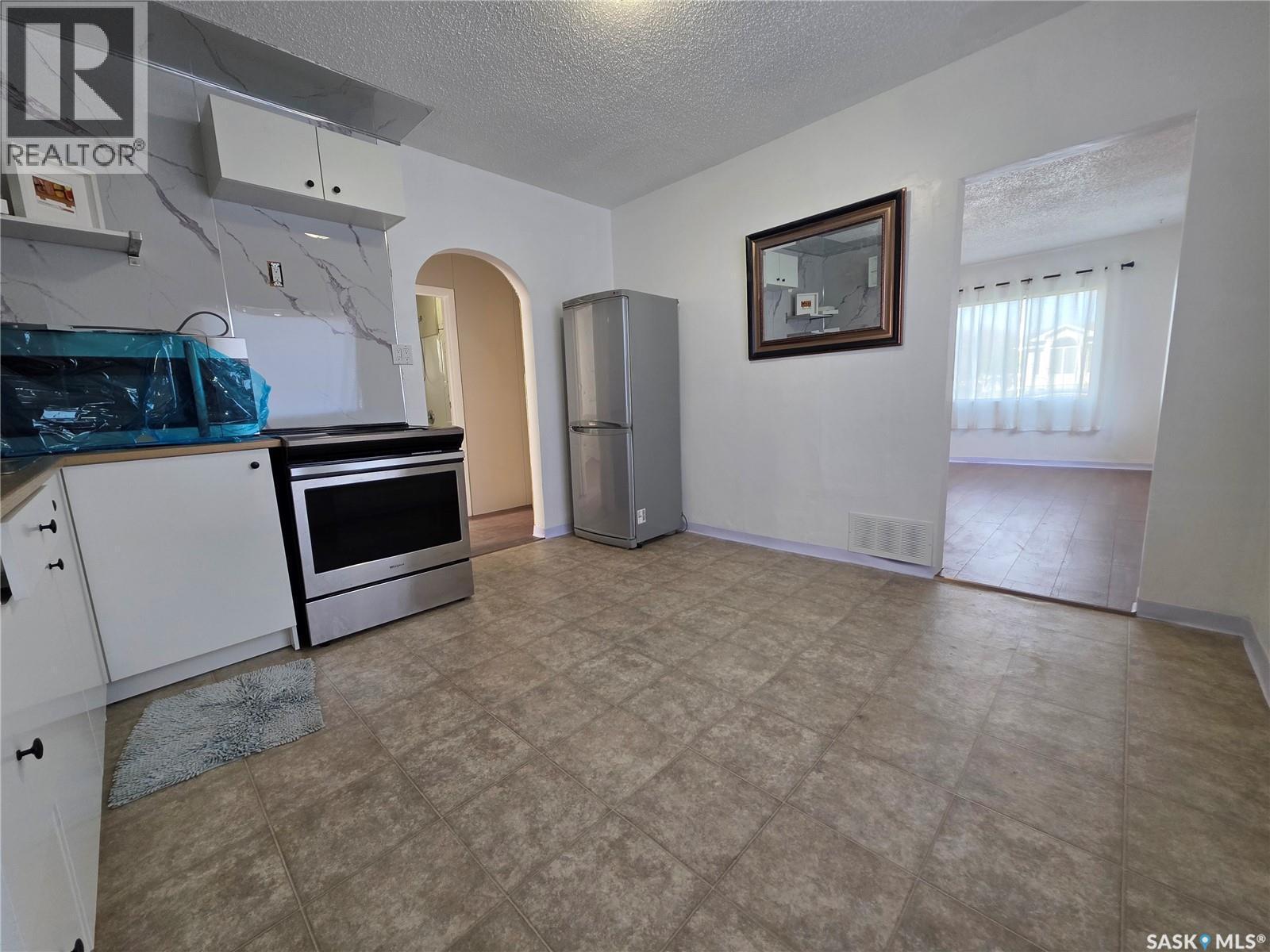 478 3Rd Avenue Nw, Swift Current, SK - Indoor Photo Showing Kitchen