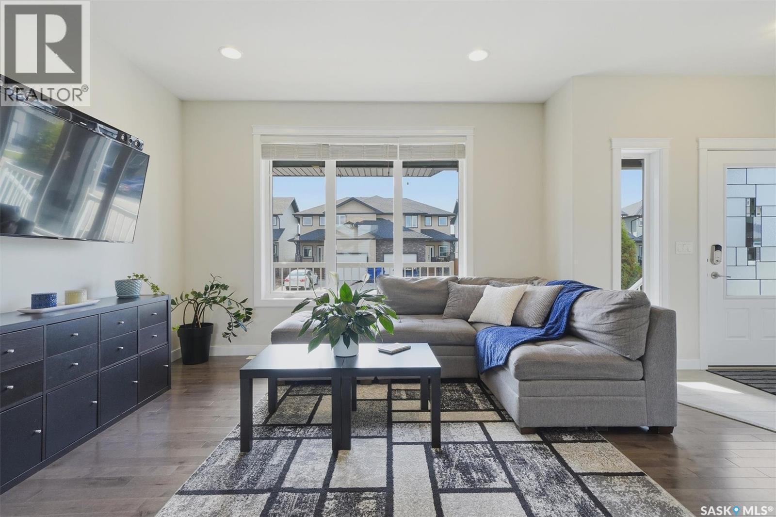 530 Maple Crescent, Warman, SK - Indoor Photo Showing Living Room