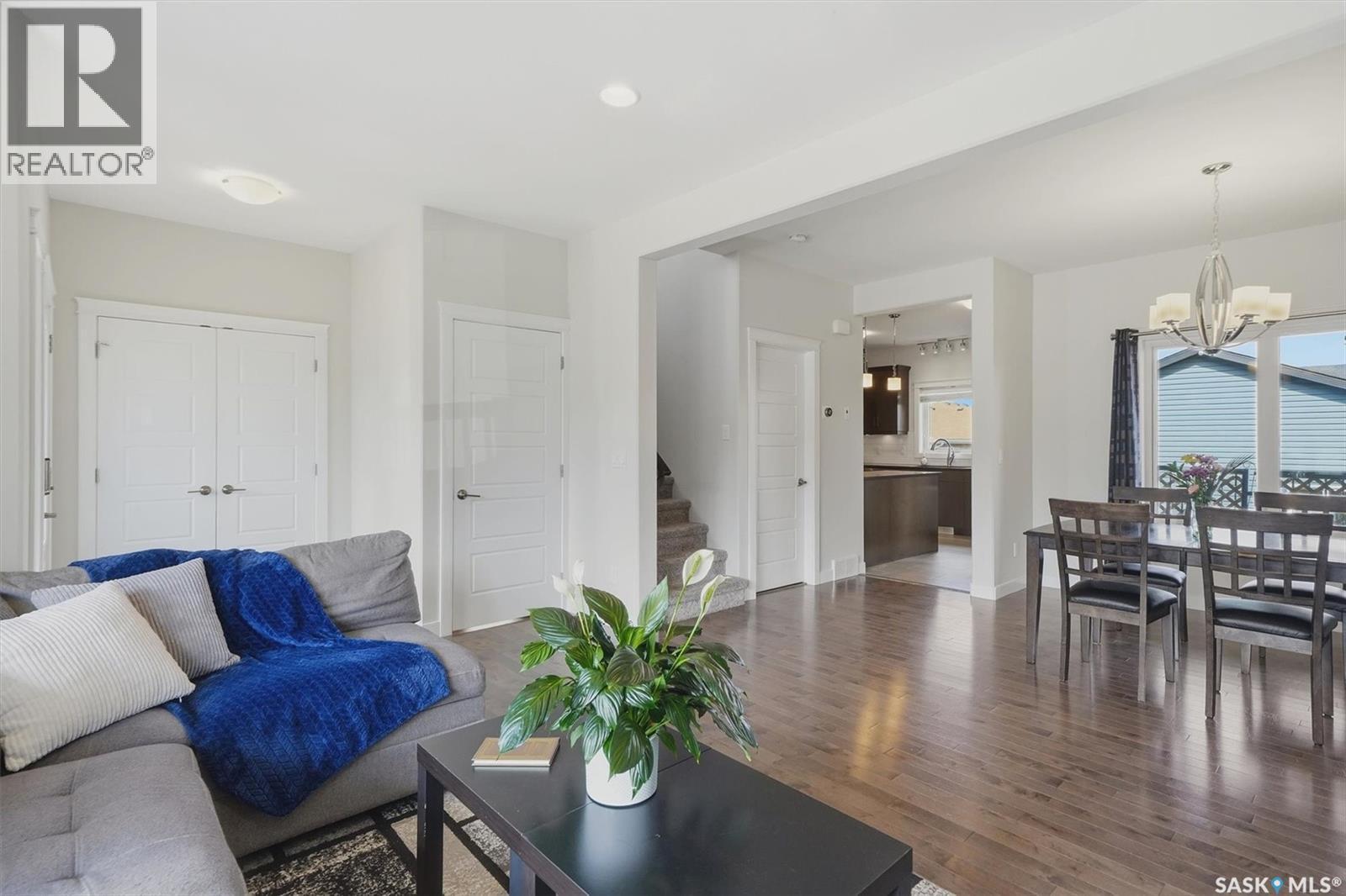 530 Maple Crescent, Warman, SK - Indoor Photo Showing Living Room