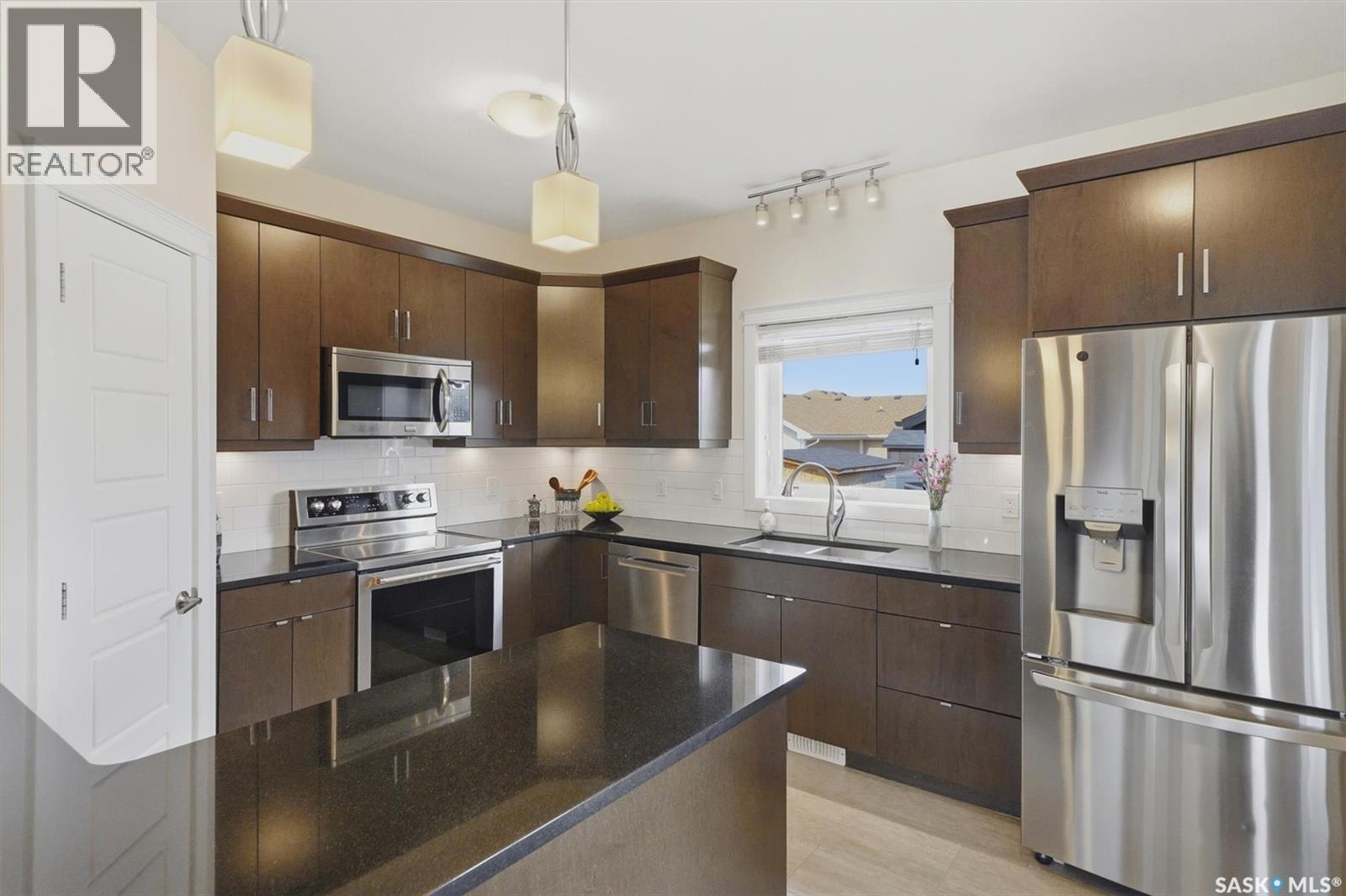 530 Maple Crescent, Warman, SK - Indoor Photo Showing Kitchen With Upgraded Kitchen