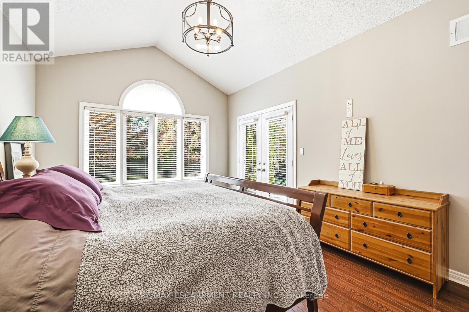 2178 Berwick Drive, Burlington, ON - Indoor Photo Showing Bedroom