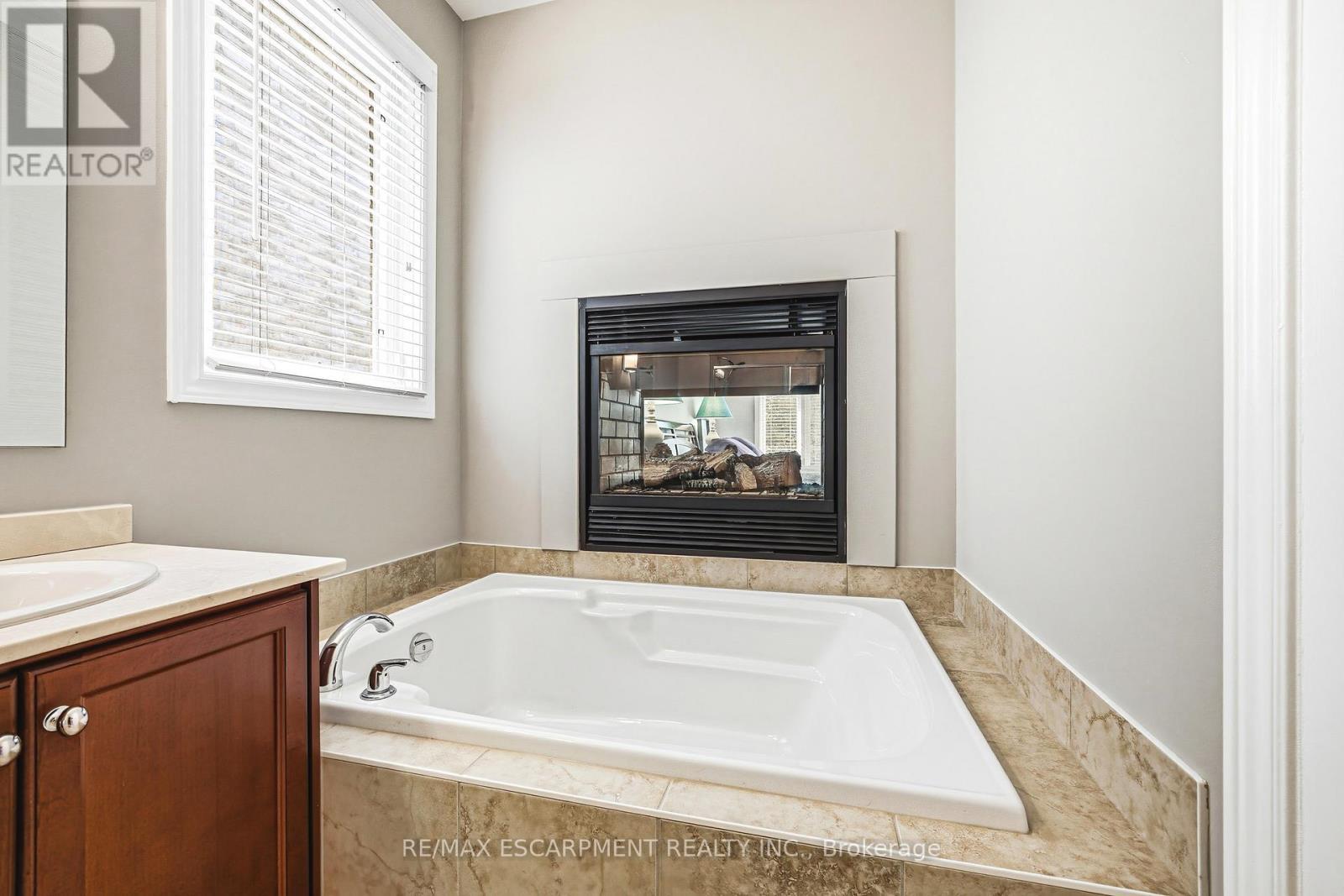 2178 Berwick Drive, Burlington, ON - Indoor Photo Showing Bathroom