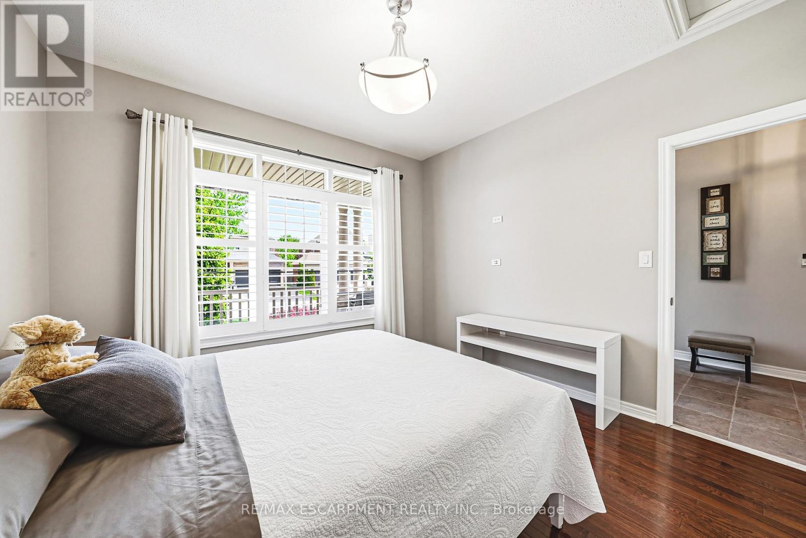 2178 Berwick Drive, Burlington, ON - Indoor Photo Showing Bedroom