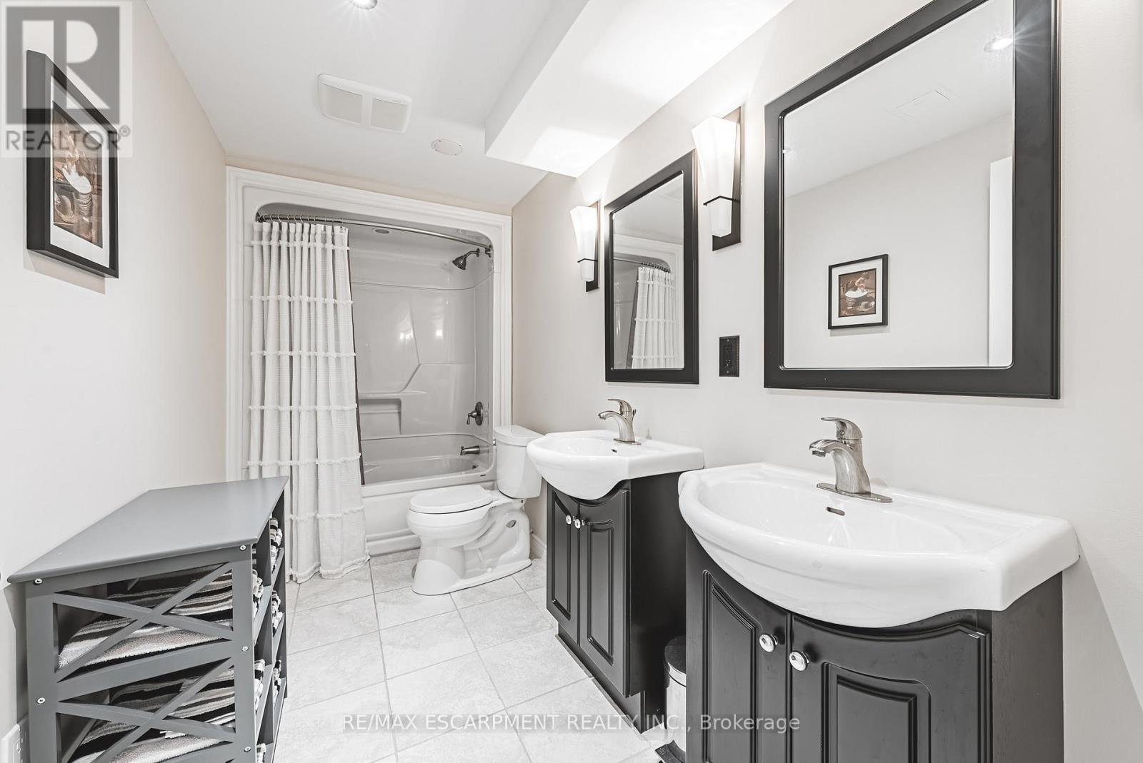 2178 Berwick Drive, Burlington, ON - Indoor Photo Showing Bathroom