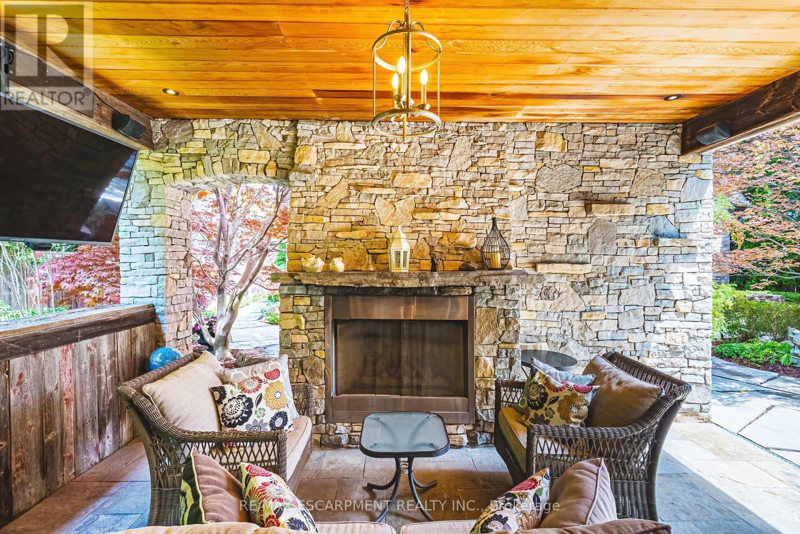 2178 Berwick Drive, Burlington, ON - With Fireplace