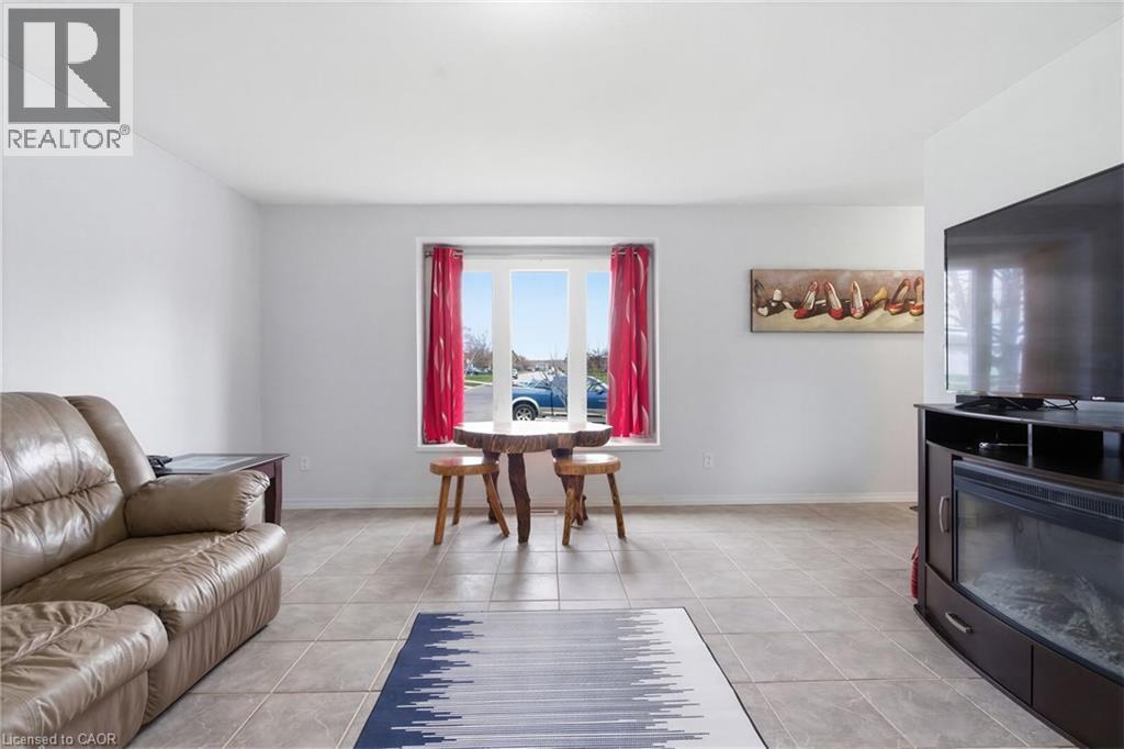 8 Abbott Lane, Cayuga, ON - Indoor Photo Showing Living Room