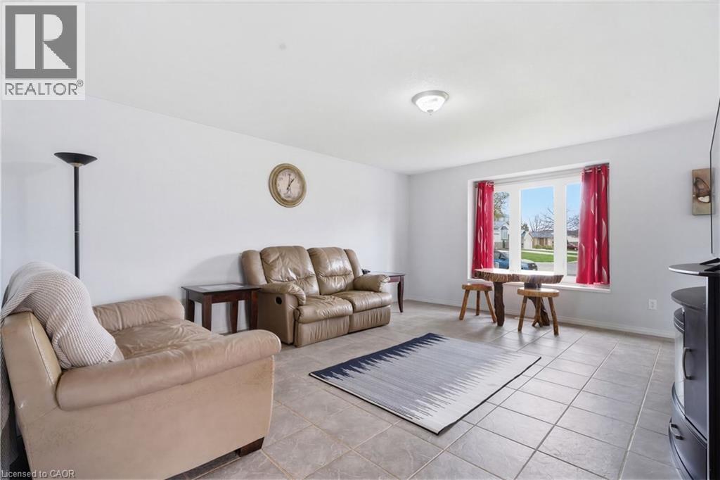 8 Abbott Lane, Cayuga, ON - Indoor Photo Showing Living Room