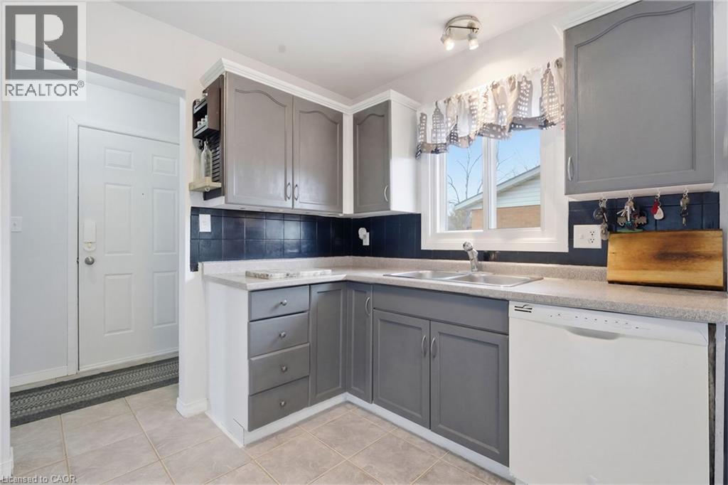 8 Abbott Lane, Cayuga, ON - Indoor Photo Showing Kitchen With Double Sink