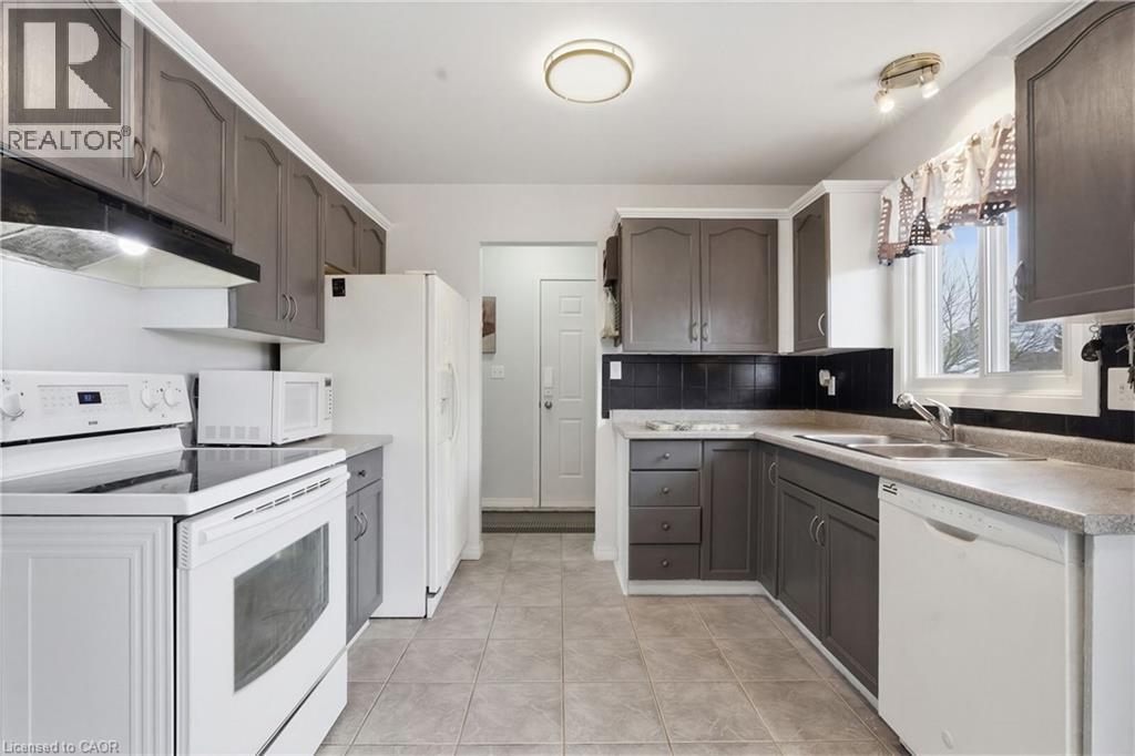 8 Abbott Lane, Cayuga, ON - Indoor Photo Showing Kitchen With Double Sink