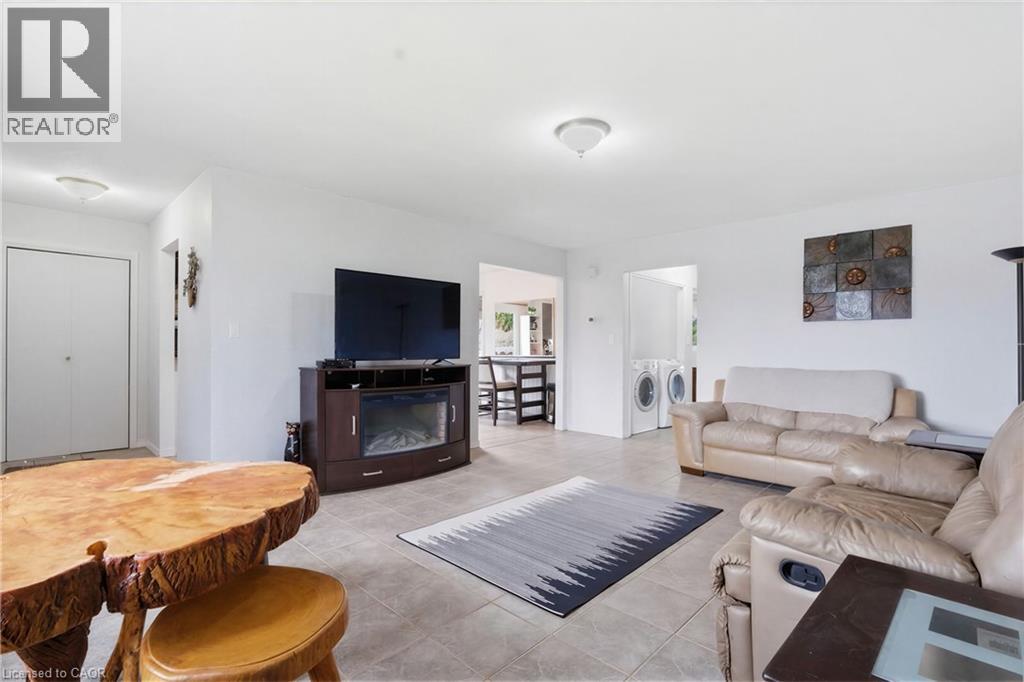 8 Abbott Lane, Cayuga, ON - Indoor Photo Showing Living Room