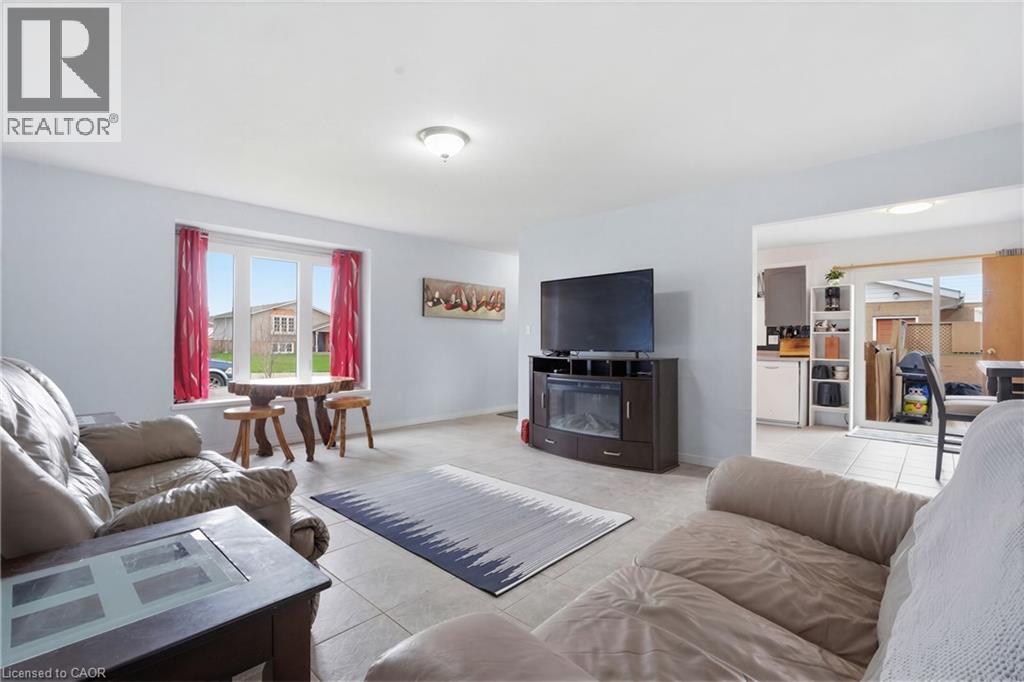 8 Abbott Lane, Cayuga, ON - Indoor Photo Showing Living Room