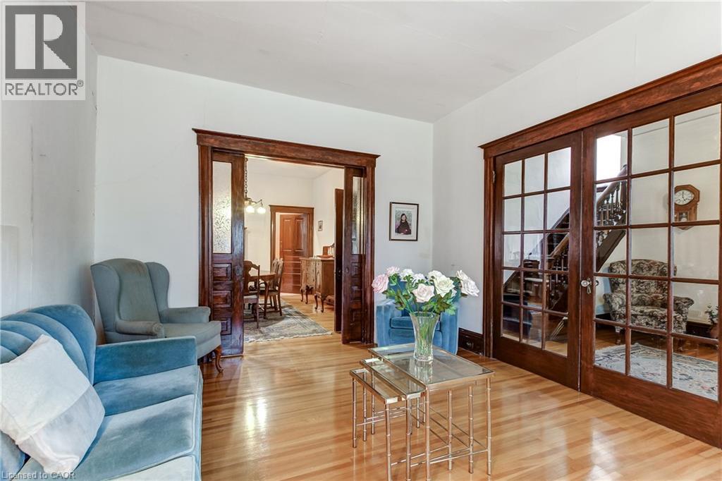 Hardwood flooring throughout the living space - 18 Fairleigh Crescent, Hamilton, ON - Indoor
