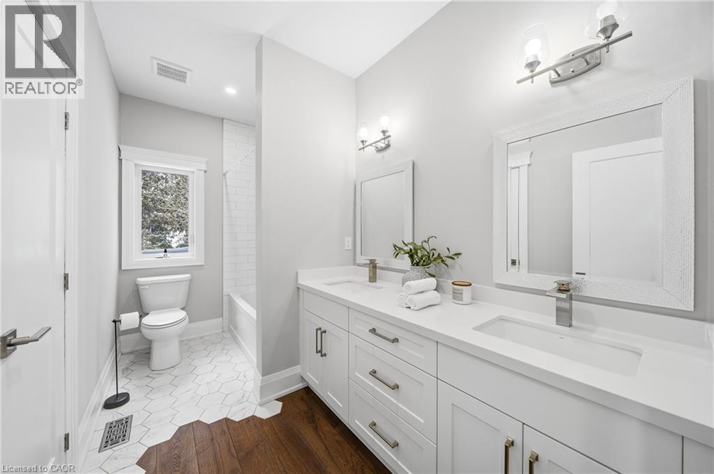 75 Robinson Road, Cambridge, ON - Indoor Photo Showing Bathroom