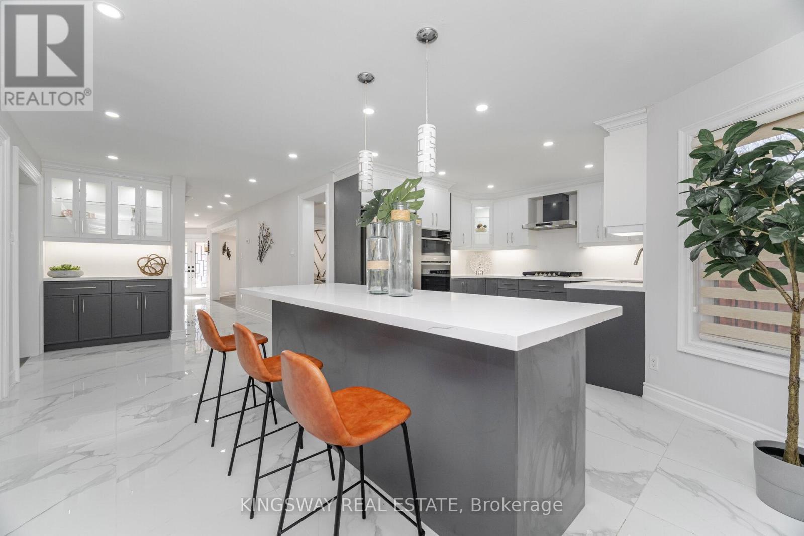 1008 Ceremonial Drive, Mississauga, ON - Indoor Photo Showing Kitchen With Upgraded Kitchen