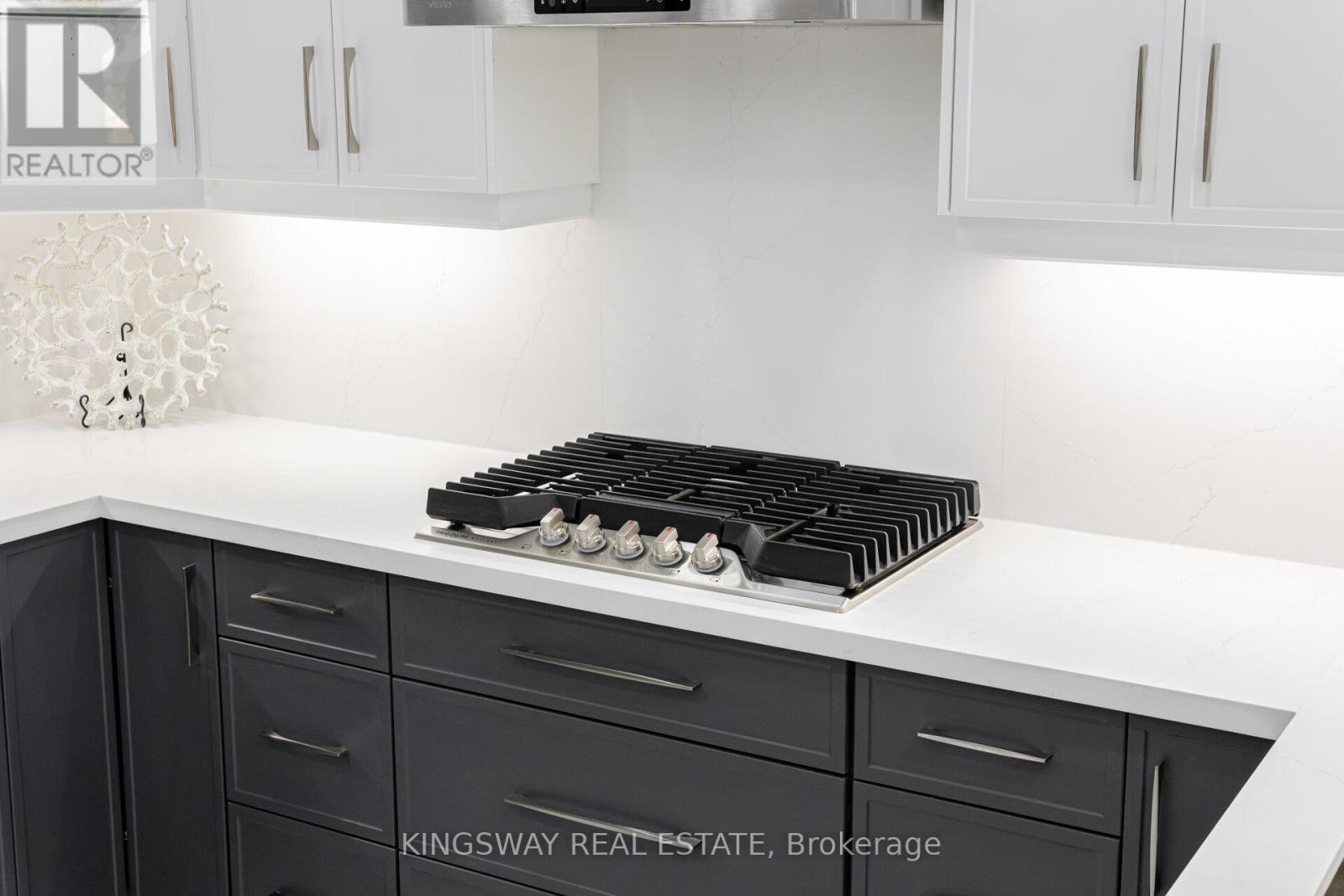 1008 Ceremonial Drive, Mississauga, ON - Indoor Photo Showing Kitchen